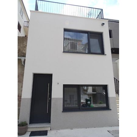Modern Small House With A Terrace Split Bagian luar foto