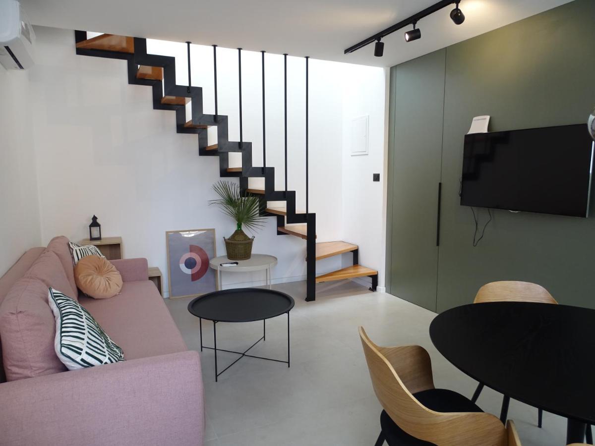 Modern Small House With A Terrace Split Bagian luar foto