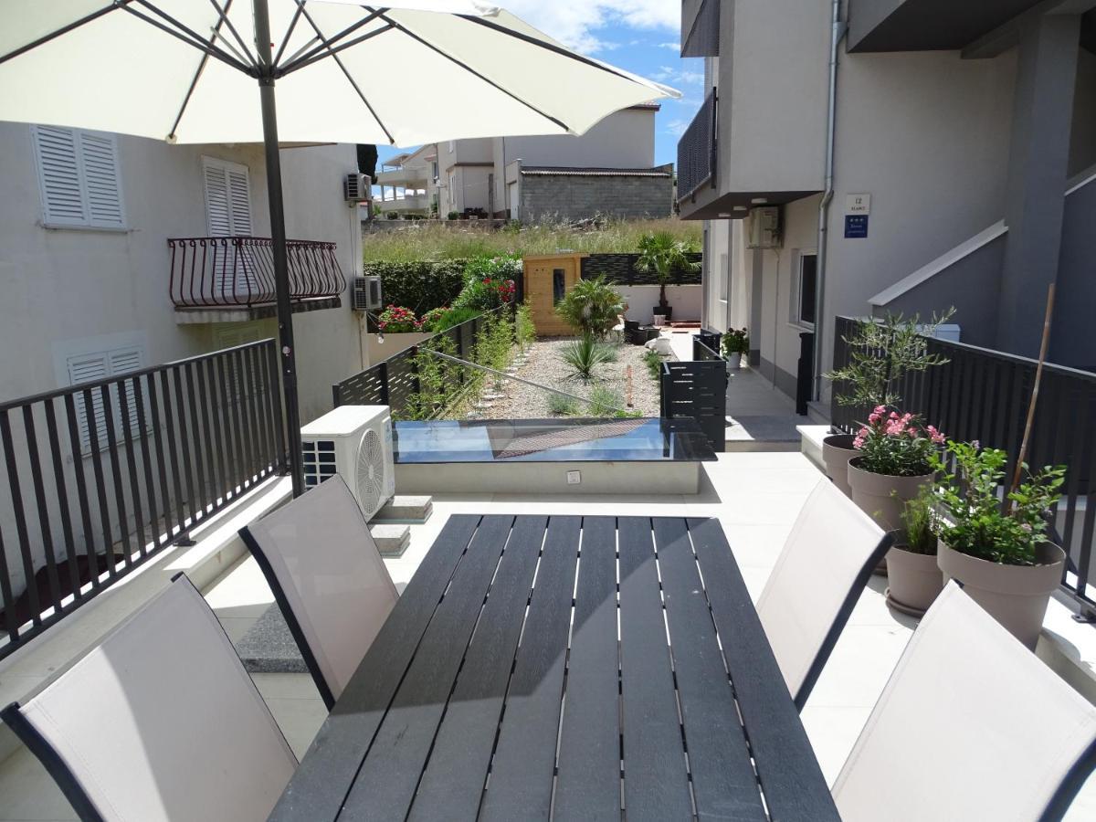 Modern Small House With A Terrace Split Bagian luar foto